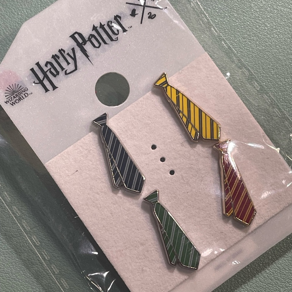 NWT🧙♀️Wizarding World of Harry Potter Hogwarts House Pin Set of 4 - Picture 1 of 4